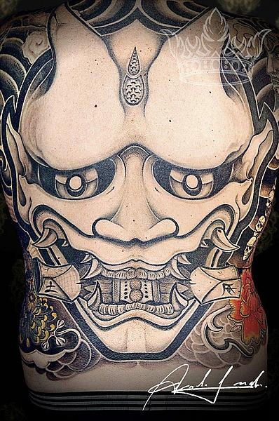 Tattoo schwarz am Rücken mit Maske