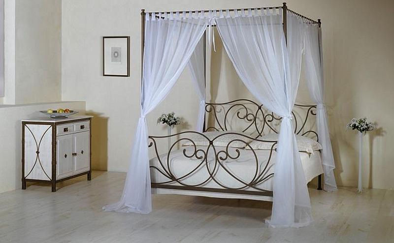 edles Himmelbett mit weißen Vorhängen aus schwarzem Metall
