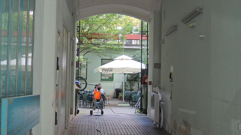 Gang zum Innenhof des Instituts mit Gastgarten der Mensa