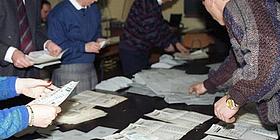 Wahlhelfer bei der Stimmauszählung zu einer deutschen Bundestagswahl