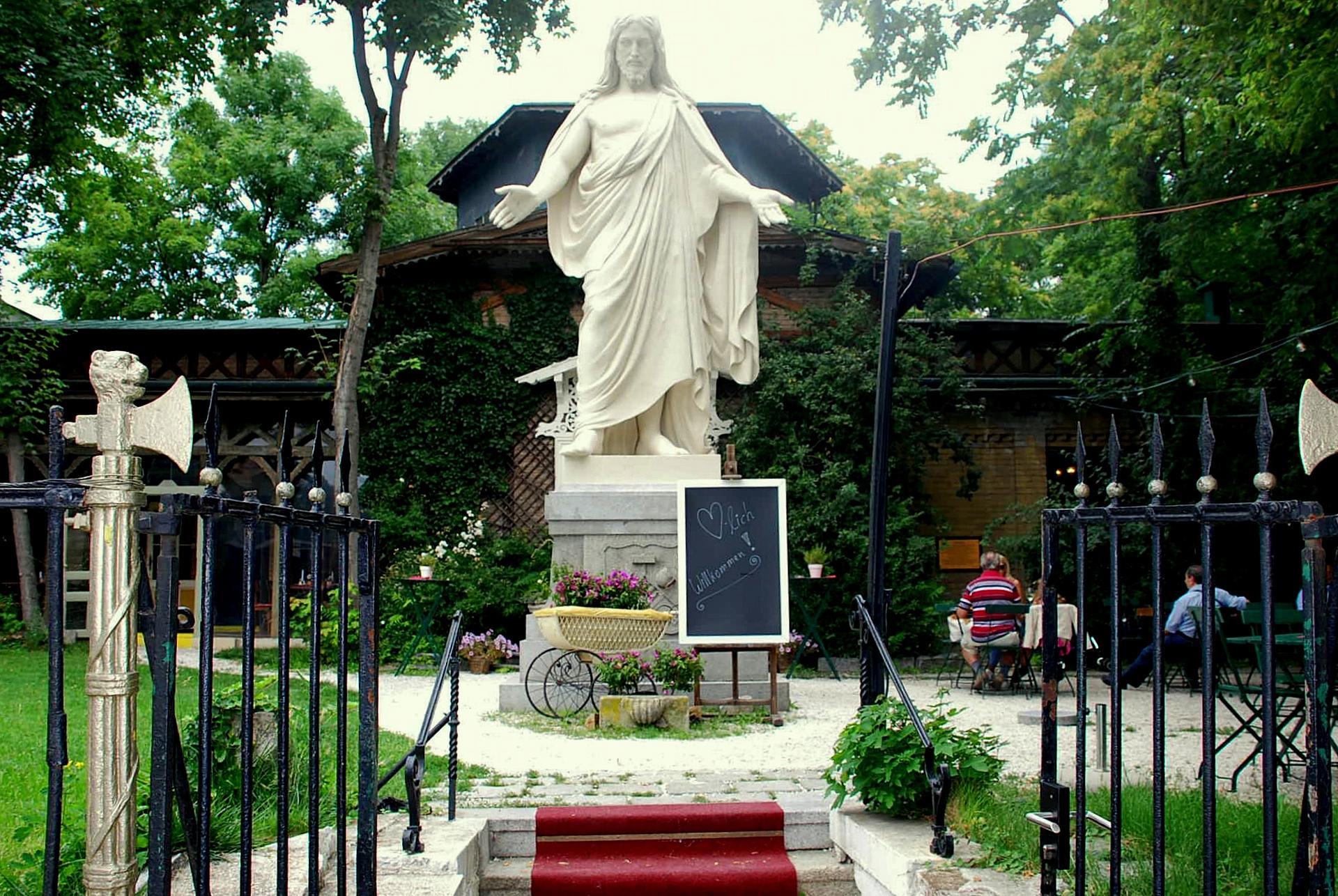 Die Christus Statue direkt zwischen den Eingang zum Concordia Schlössl und dem Tor zum Gastgarten