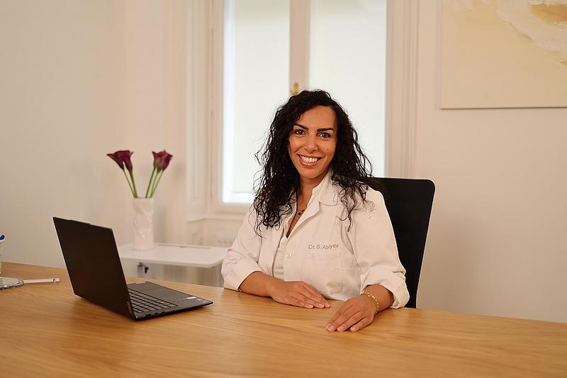 Dr. Sarah Abayev am Tisch sitzend