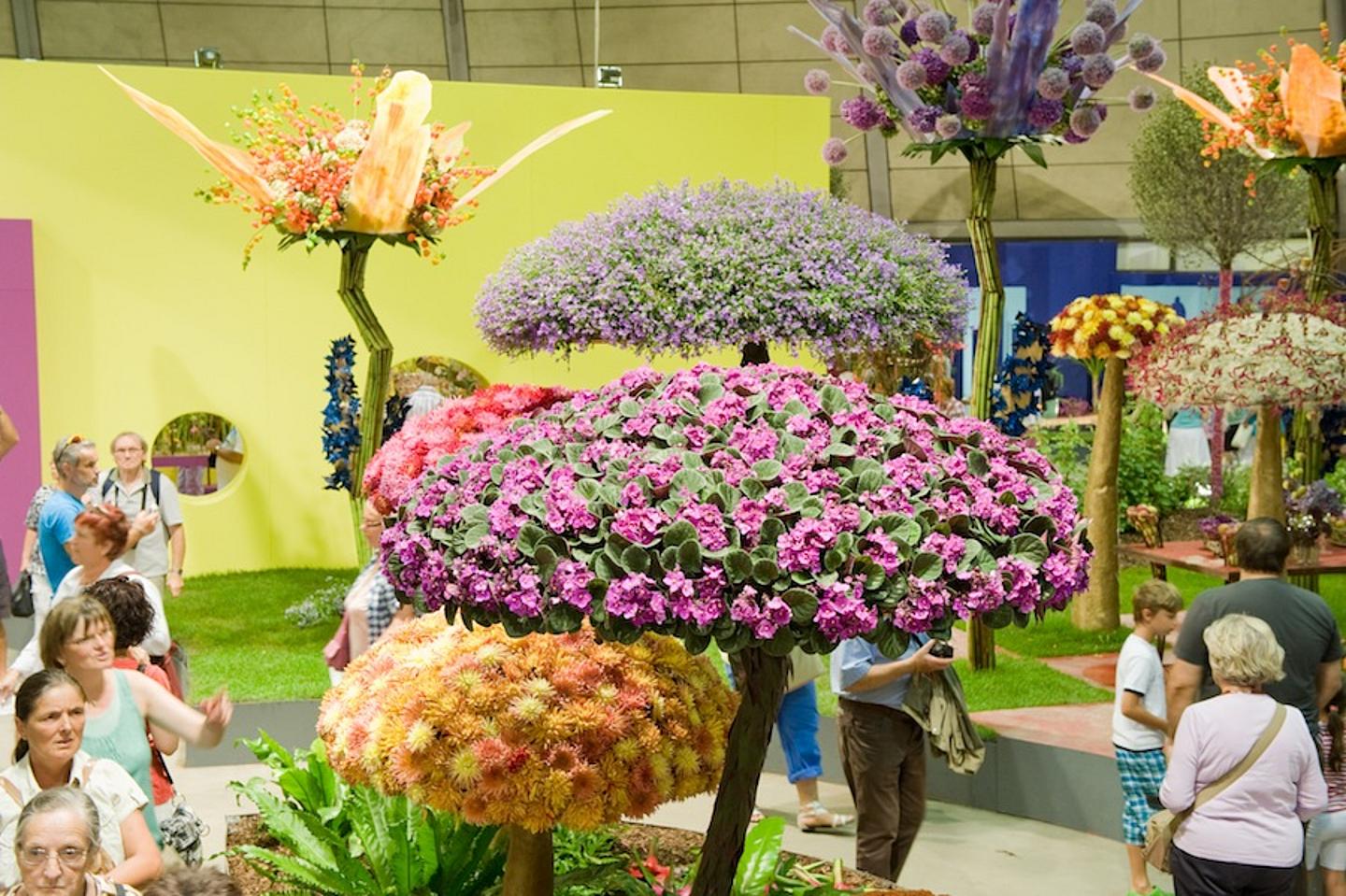Blumenarragements in Form von Bäumen in rosa, orange und lila