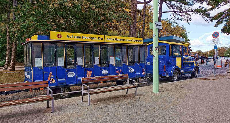 Ein blauer Anhänger, der von einem Bus-Express gezogen wird.