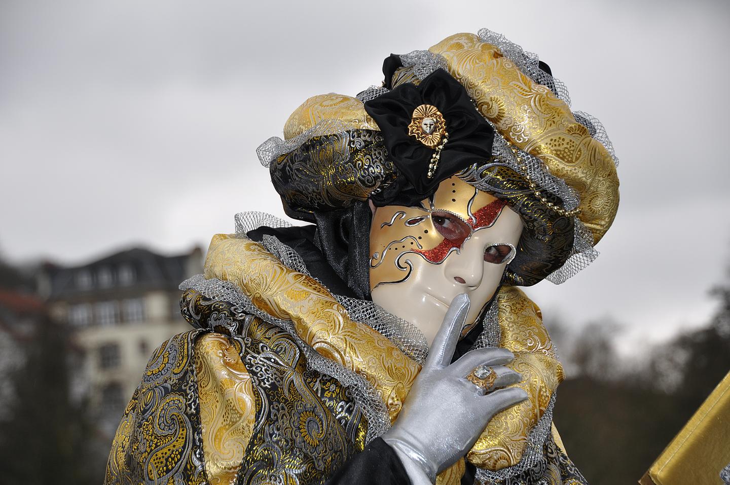 Mann mit venezianischer Maskenverkleidung