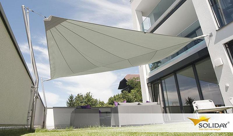 Weißes Sonnensegel Ergeschoß