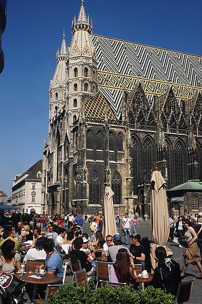 Besucher eines Cafés genießen den Blick auf den Stephansdom.