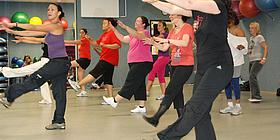 Frauen beim Zumba Frauen in einem Zumba-Kurs im Fitnessstudio