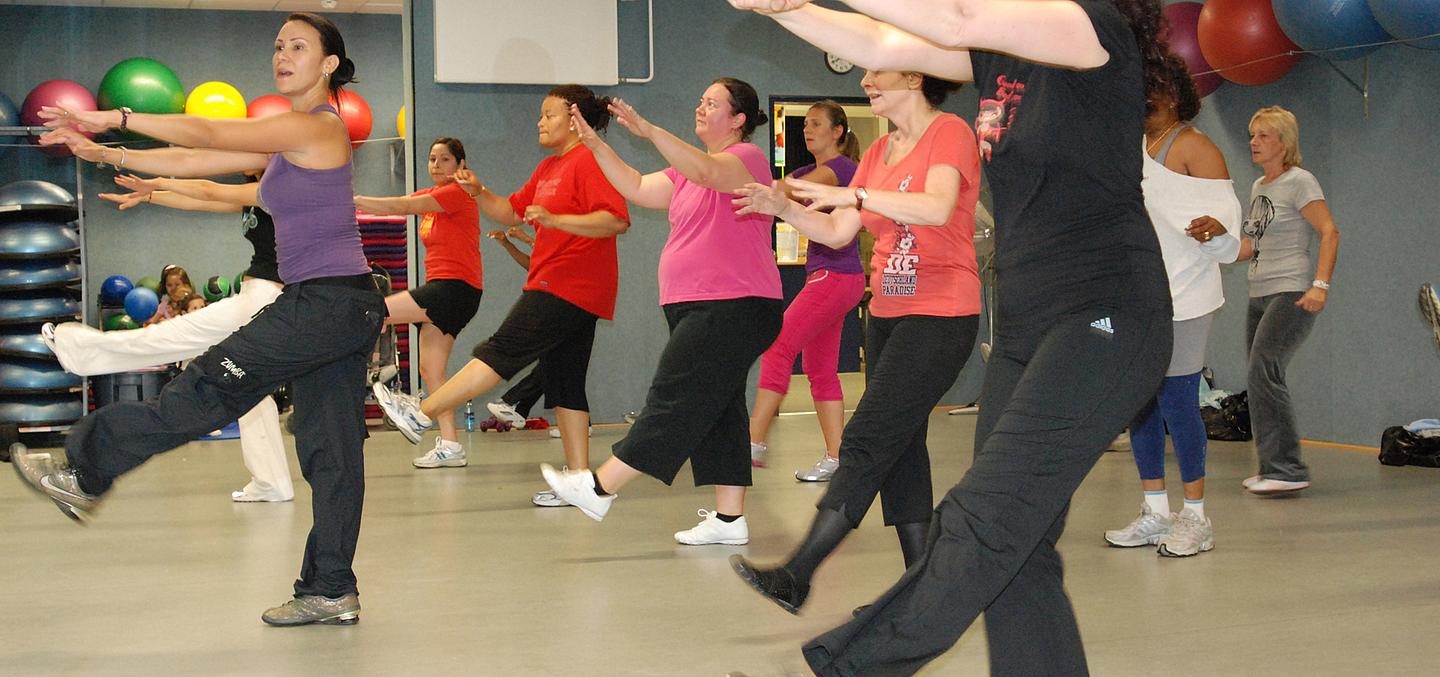 Frauen in einem Zumba-Kurs im Fitnessstudio