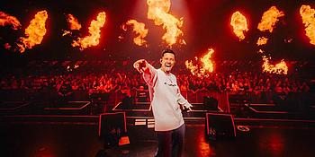 Nico Santos auf der Bühne 