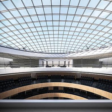 Ein heller runder Raum mit Glasdecke