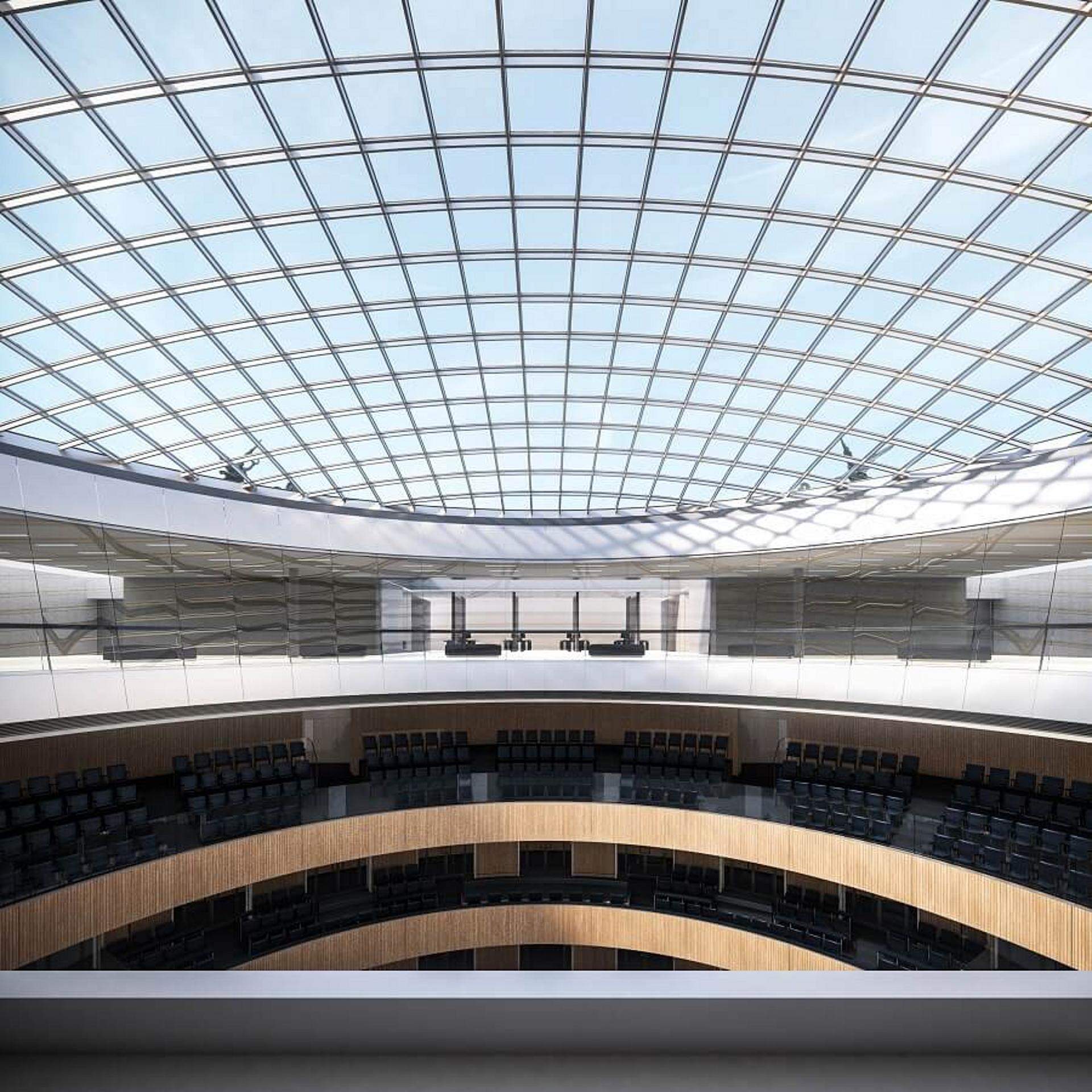 Ein heller runder Raum mit Glasdecke
