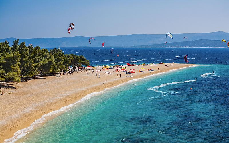Volgelperspektive Strand Zlatni Rat mit Kiter