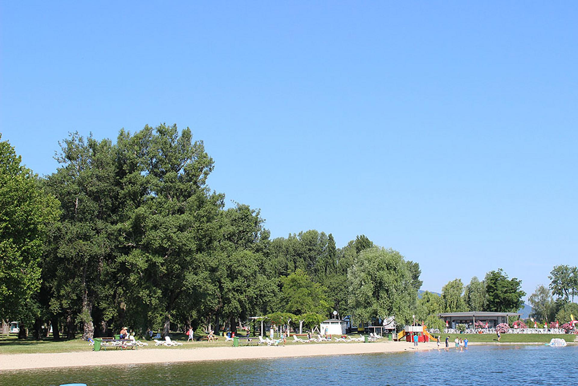 Das Bundesbad Alte Donau aus der Entfernung fotografiert.