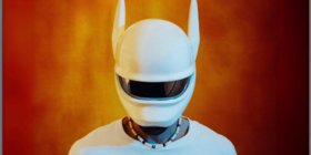 Der Künstler CRO versteckt sich hinter einer Maske, die einem Motorradhelm mit Hasenohren gleicht