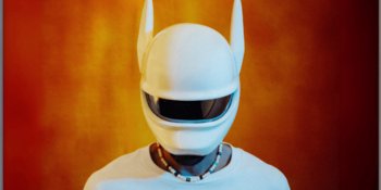 Der Künstler CRO versteckt sich hinter einer Maske, die einem Motorradhelm mit Hasenohren gleicht