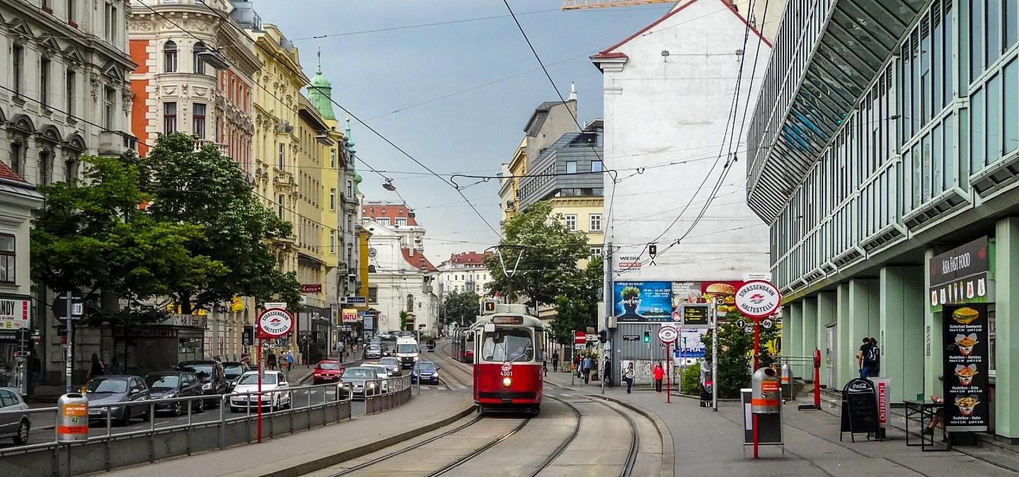 Straßenbahn in der Wiedner Hauptstraße bei der TU Wien