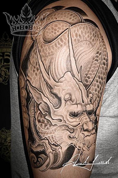 Oberarmtattoo mit Monster