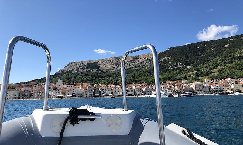 Blick vom Boot auf Ufer