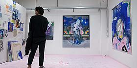 Besucher einer Kunstausstellung beim Rundgang 2020