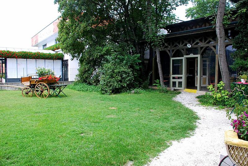 Weg durch den Gastgarten zum Concordia Schlössl
