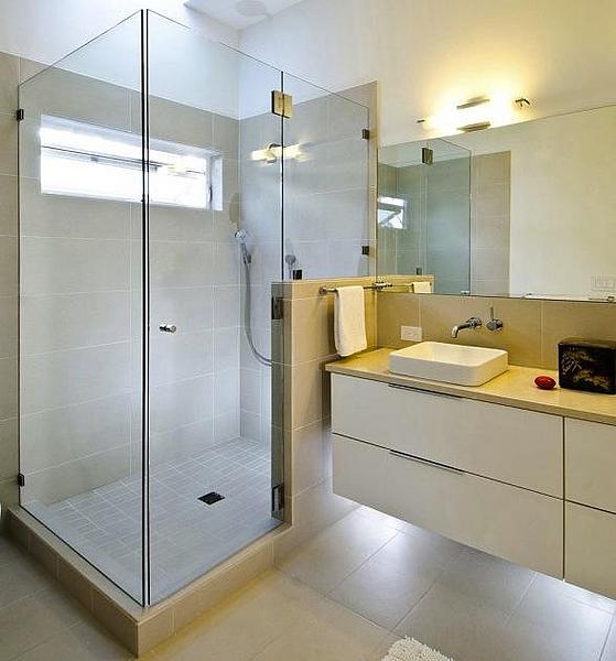 Duschwand aus Glas mit Tür
