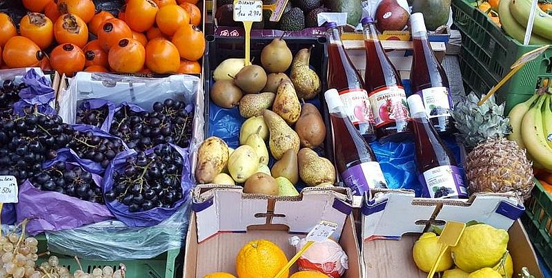 Obst und roter Saft auf einem Stand

