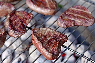 Steaks und Fleisch auf dem Grill