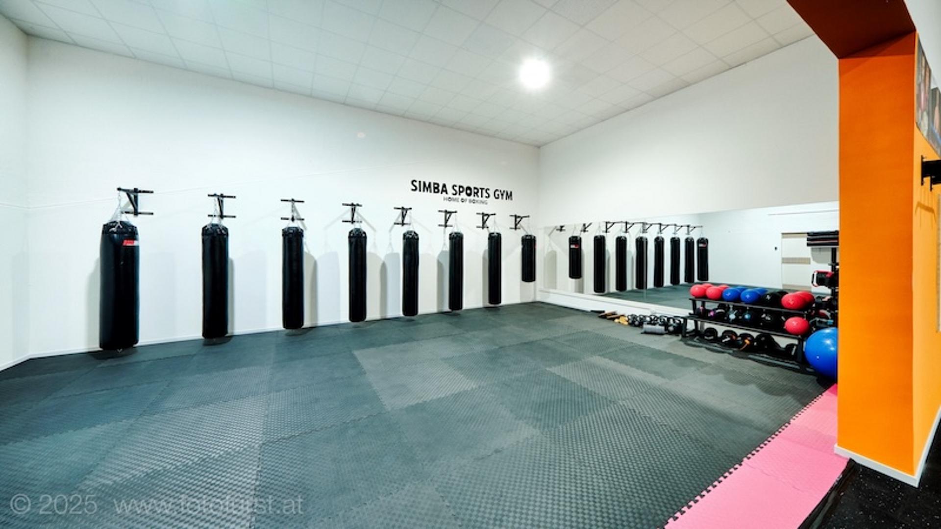 trainingsraum mit sandsaecken an der Wand