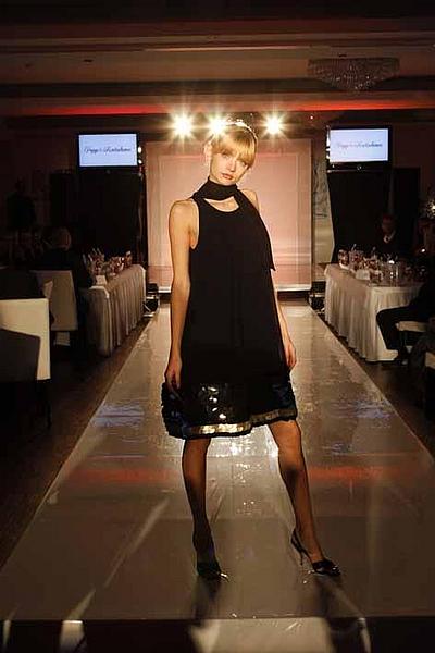 Model in schwarzem Kleid
