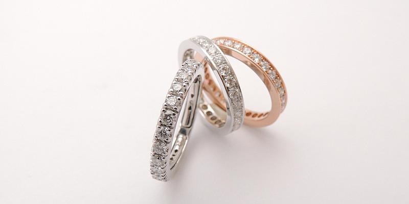 mit kleinen Diamanten rundum besetzte 3 Ringe