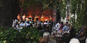 Sommer Rhapsodie sieben MusikerInnen auf der Bühne mit Streichinstrumenten
