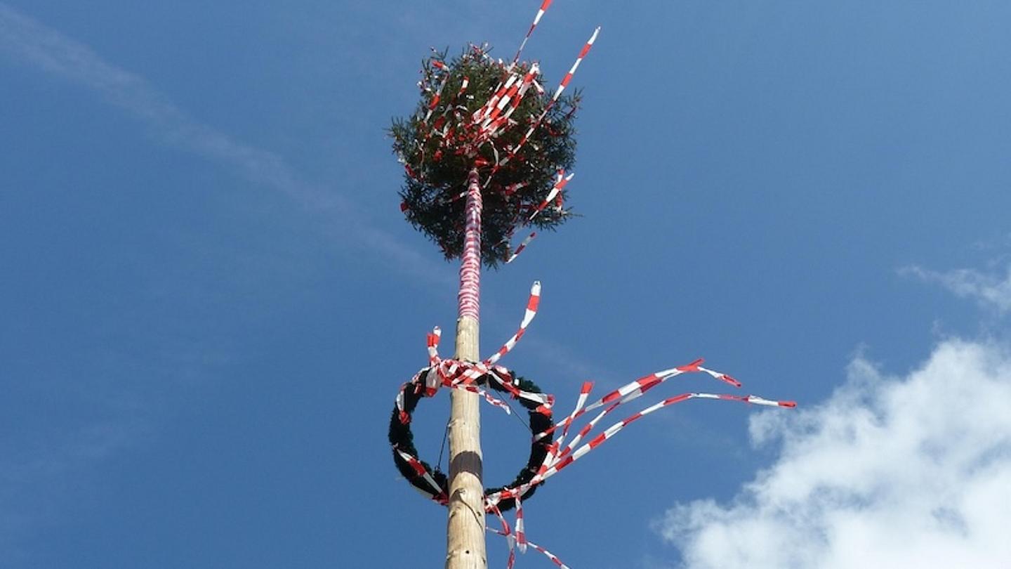 Maibaum Wipfel mit Kranz