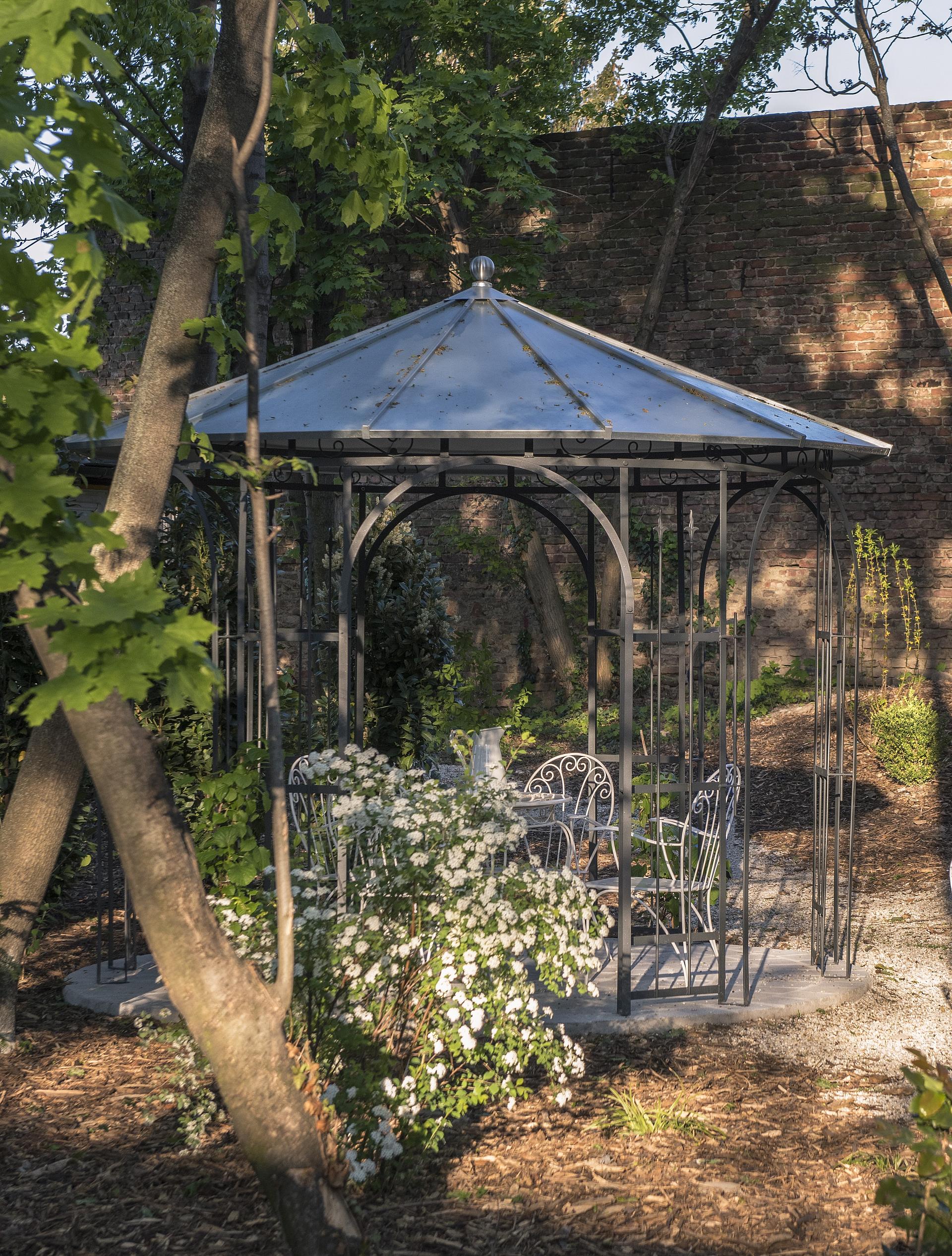 Der Pavillon hinter der Arthur Schnitzler Laube im Schloss Concordia