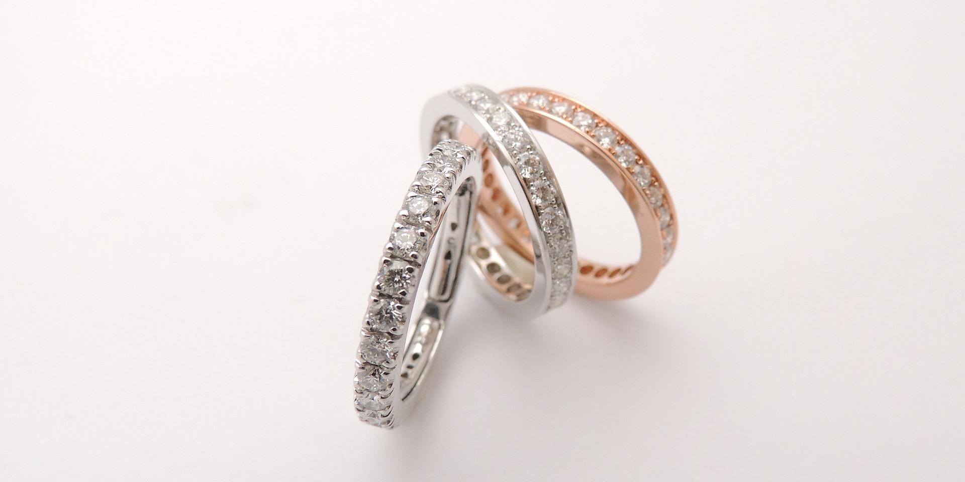 mit kleinen Diamanten rundum besetzte 3 Ringe