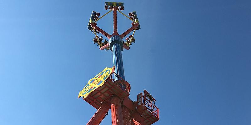hoher Ringelspiel vom Boden in Richtung Himmel fotografiert