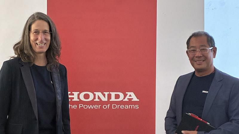 Honda CR-V Jubiläum 2025 – Waltraud Seiner und Kotaro Yamamoto beim Hona-Event