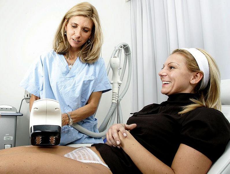 Laserbehandlung von Ärztin an Beinen
