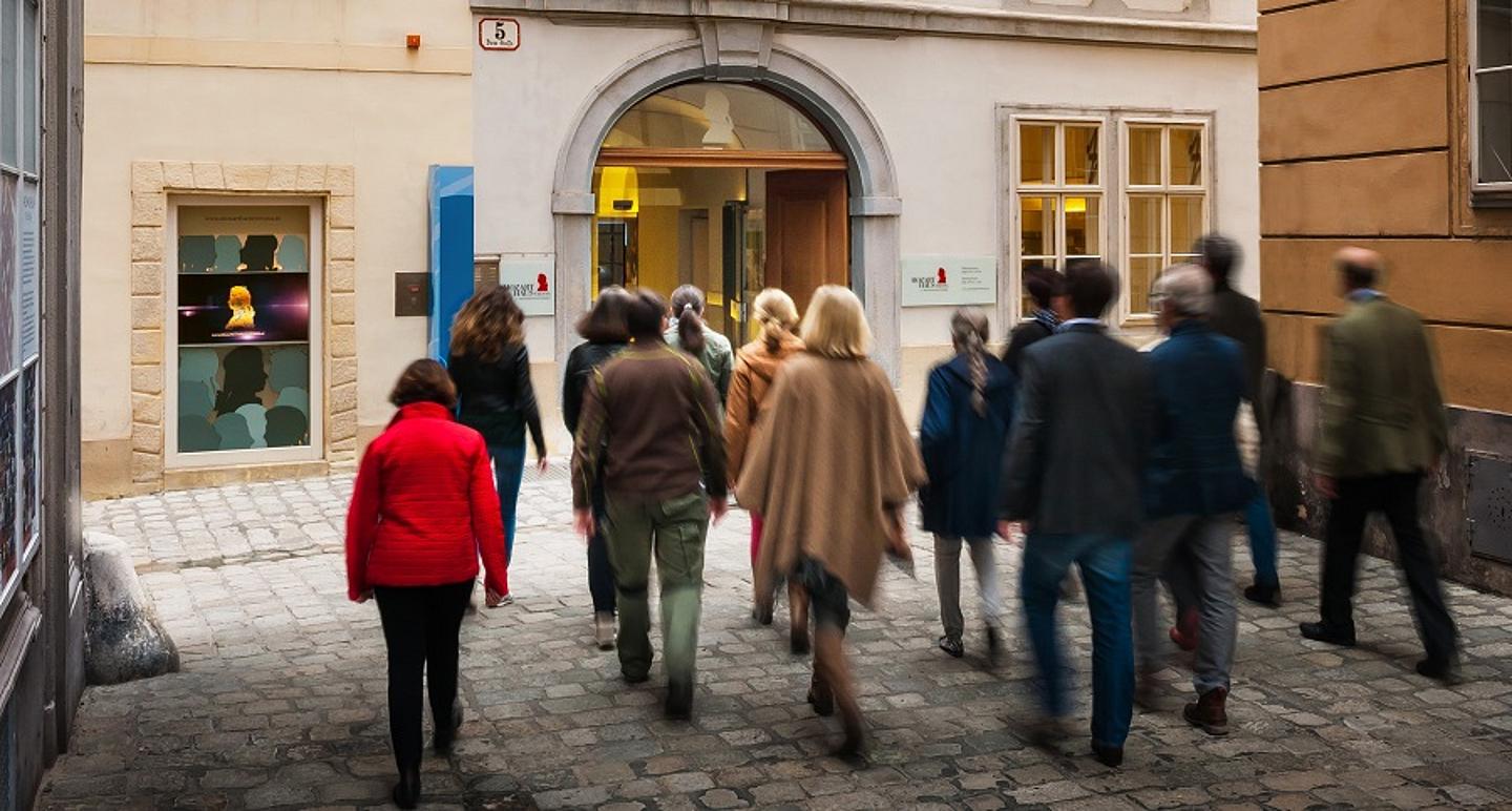 Besucher gehen ins Mozarthaus Vienna