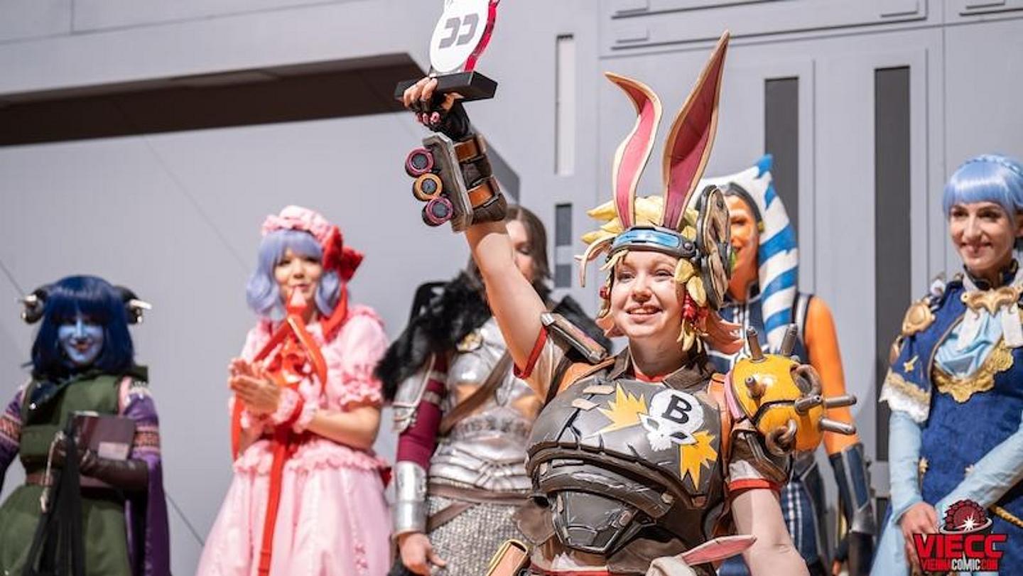 Teilnehmer:innen in kreativen Kostümen auf der Vienna Comic Con.