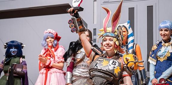 Teilnehmer:innen in kreativen Kostümen auf der Vienna Comic Con.