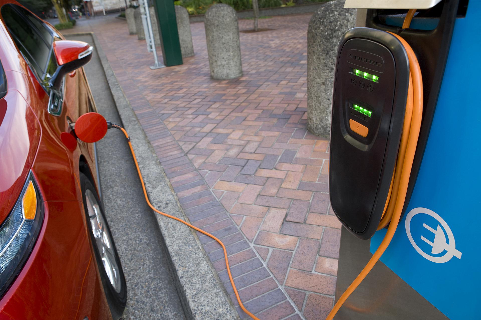 Chevrolet Volt an der Ladestation