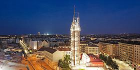 beleuchtetes bahnorama-Informationszentrum bei Nacht