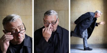 Drei Fotos von Andreas Vitásek mit humorvollen, teils sarkastischen Gesten.