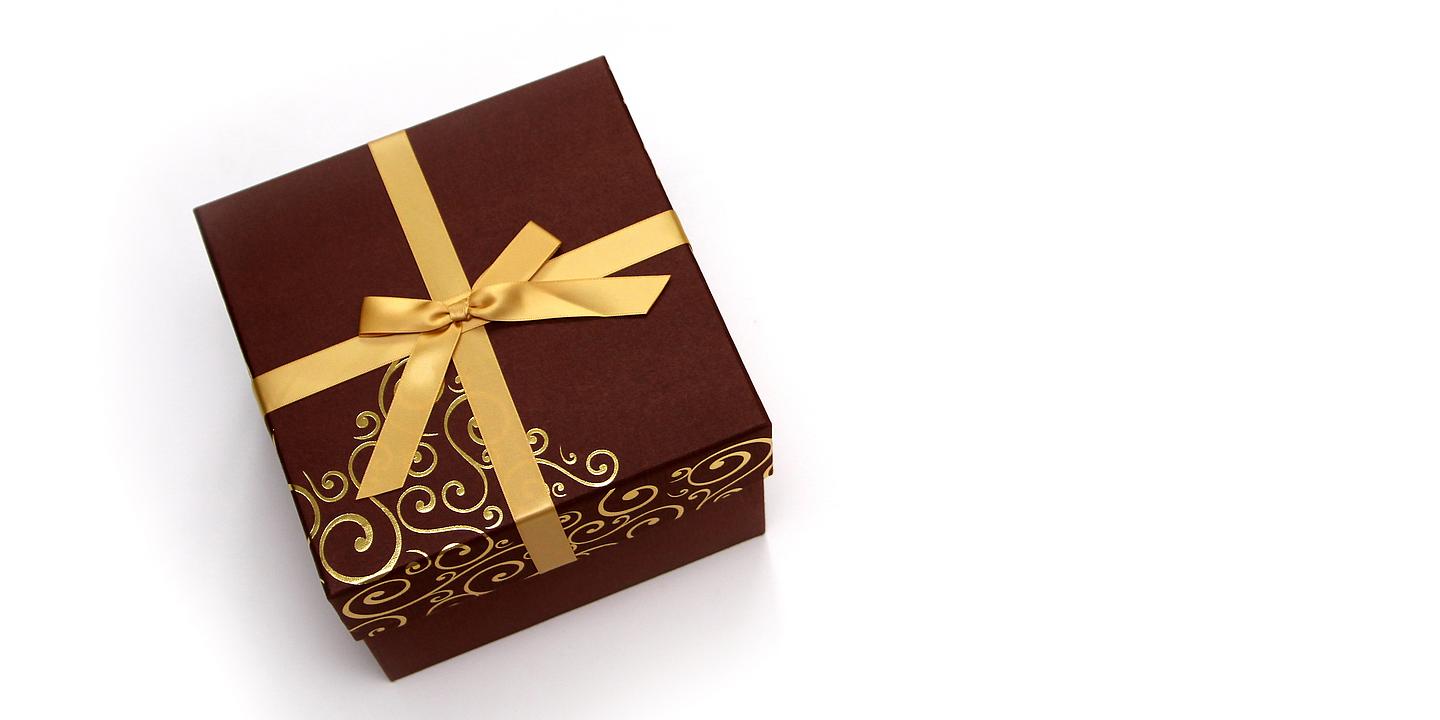 Braunes Packerl mit goldener Masche und Verzierung 