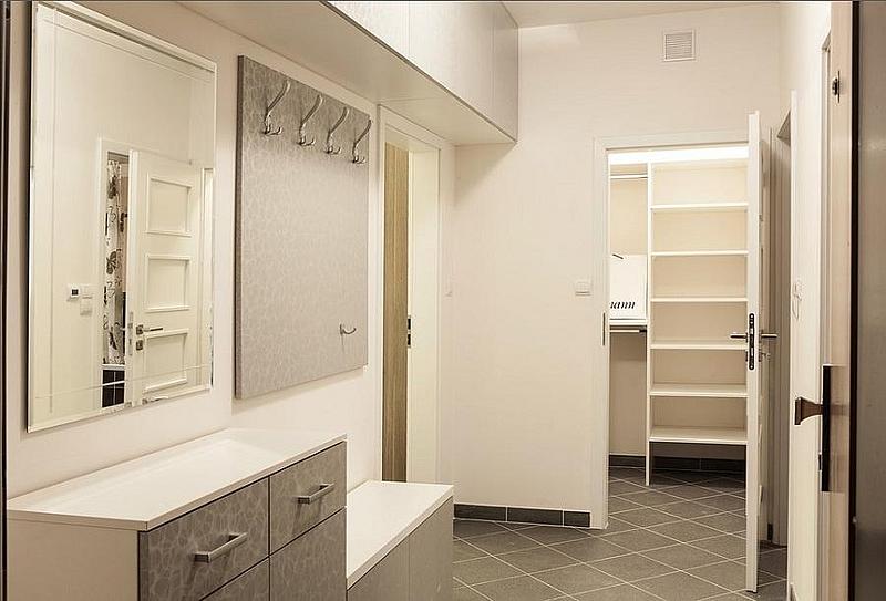 Paravent der Raum teilt davor steht ein kleiner Junge
