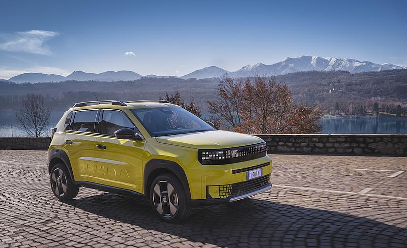 Finat Grande Panda gelb auf Landstraße