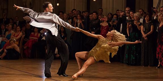 Zwei Tänzer auf dem Parkett mit Zuschauern