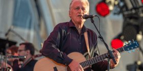 Die Austropop-Legende Rainhard Fendrich performt live auf der Bühne
