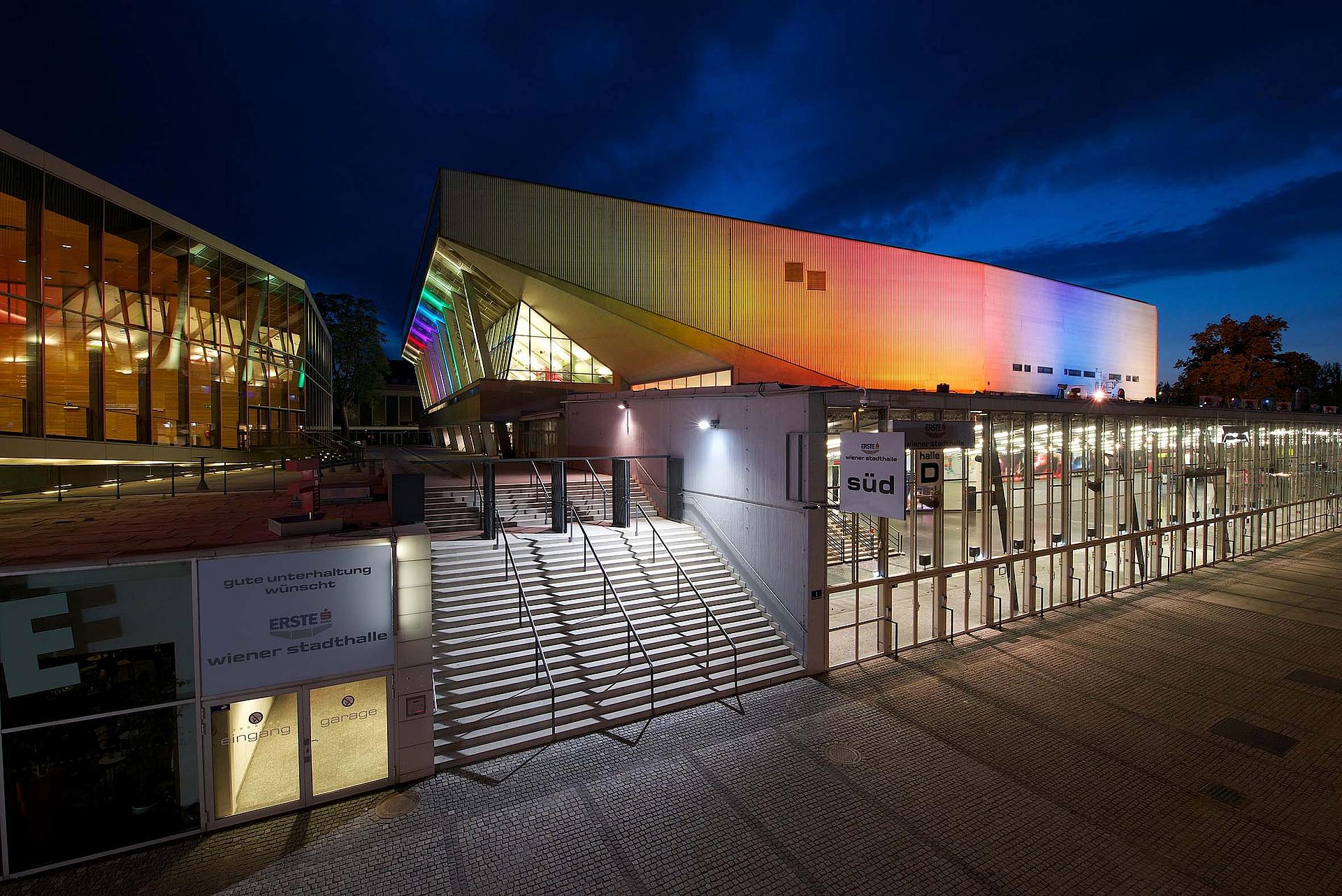 Die Hallen D und F der Stadthalle Wien bei Nacht mit Beleuchtung